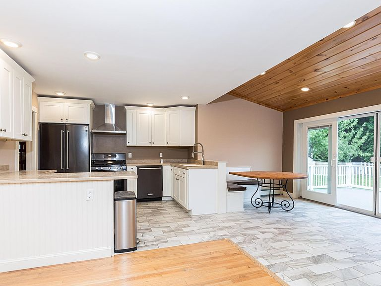 31 Dion Ave - Photo 3 of 12