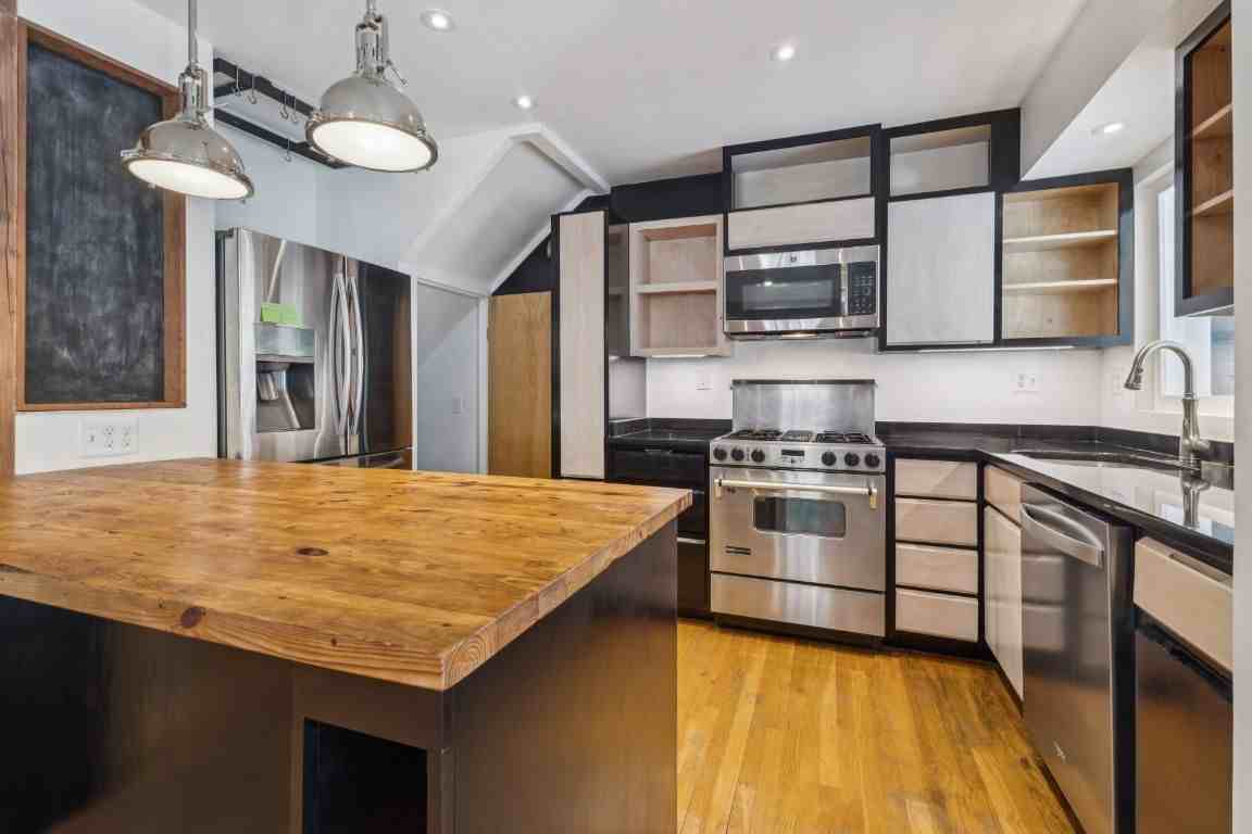 1610 N Greenbrier St - Photo 3 of 12