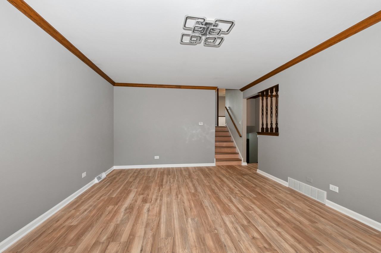 7123 W 113th St - Photo 3 of 27