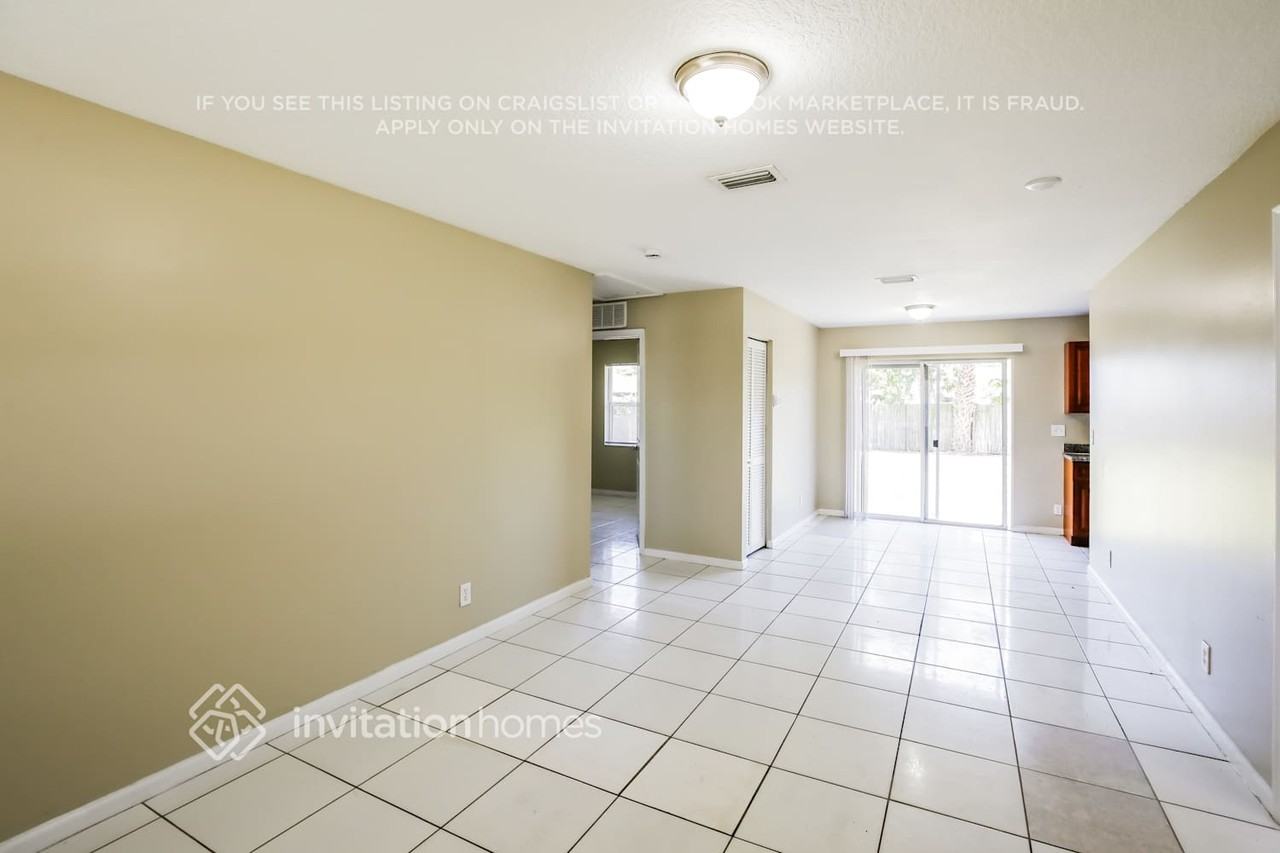 1672 W Breezy Ln - Photo 3 of 16