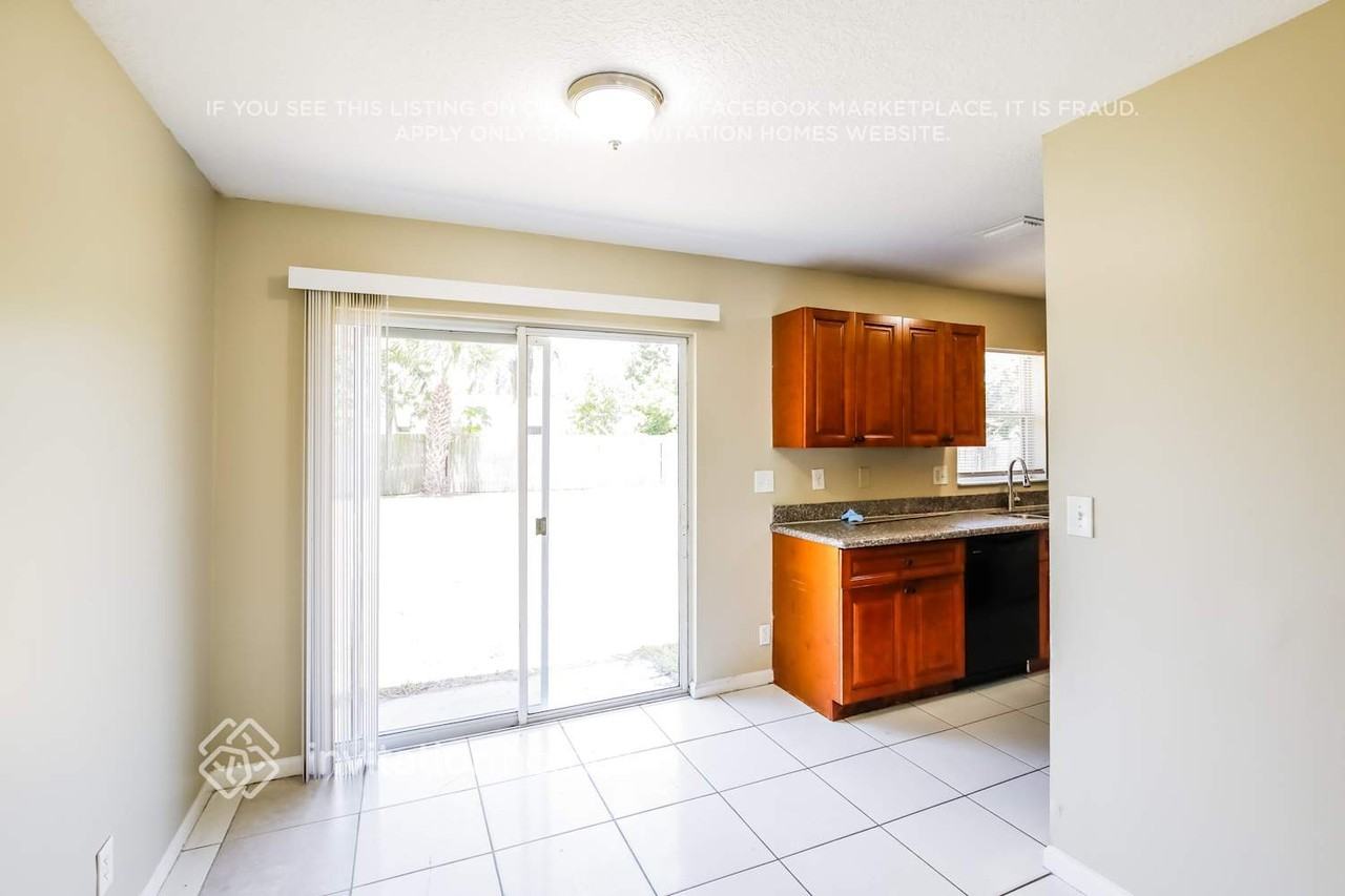 1672 W Breezy Ln - Photo 4 of 16