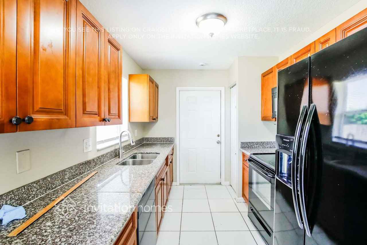 1672 W Breezy Ln - Photo 5 of 16