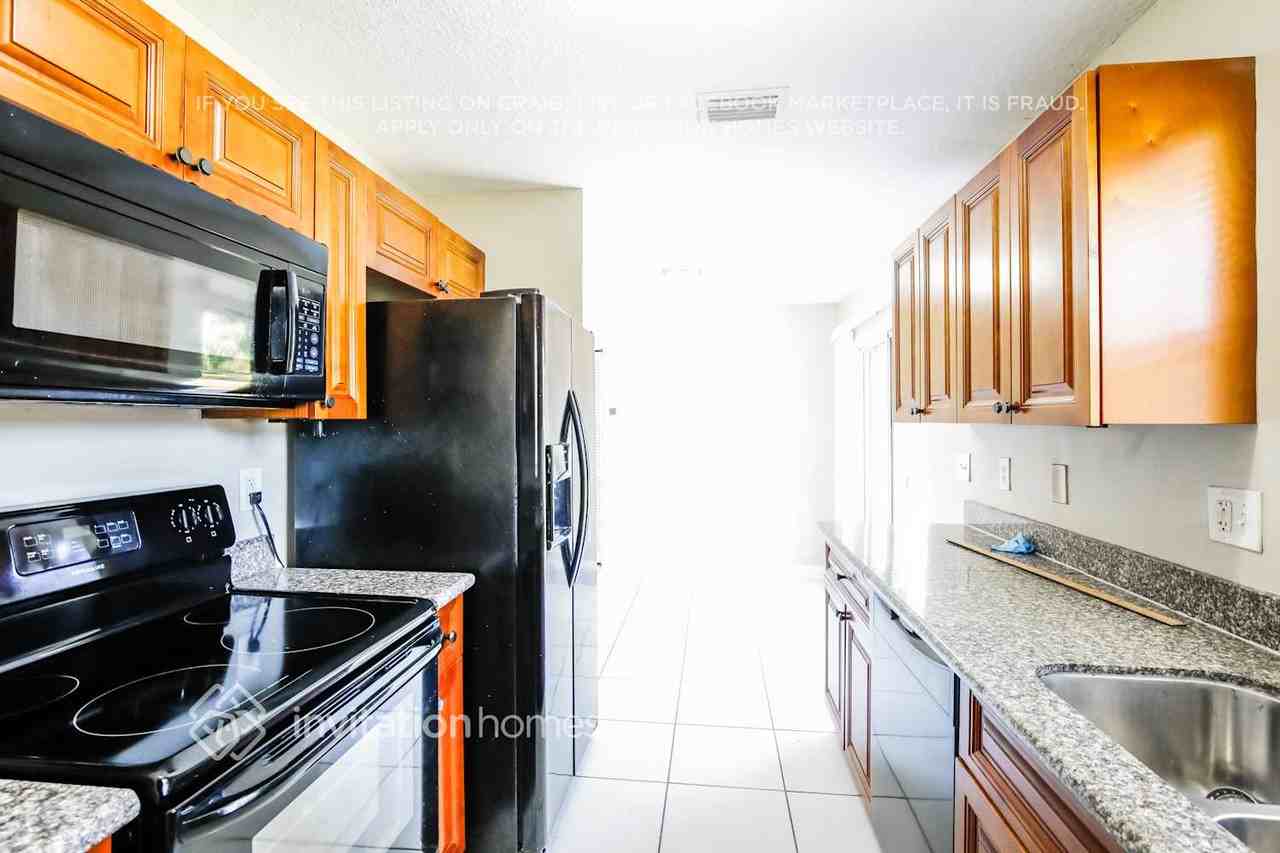 1672 W Breezy Ln - Photo 6 of 16