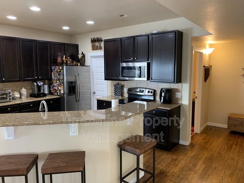 6421 Vickie Ln - Photo 3 of 32