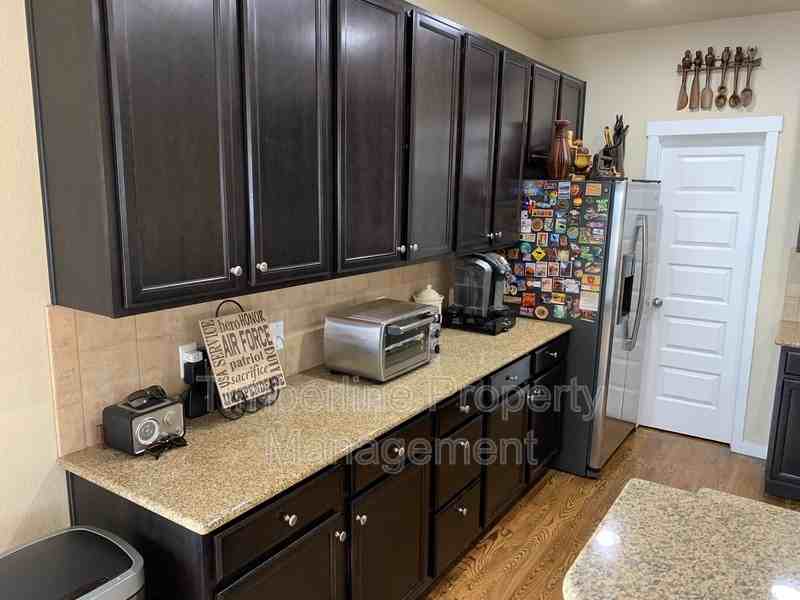 6421 Vickie Ln - Photo 6 of 32
