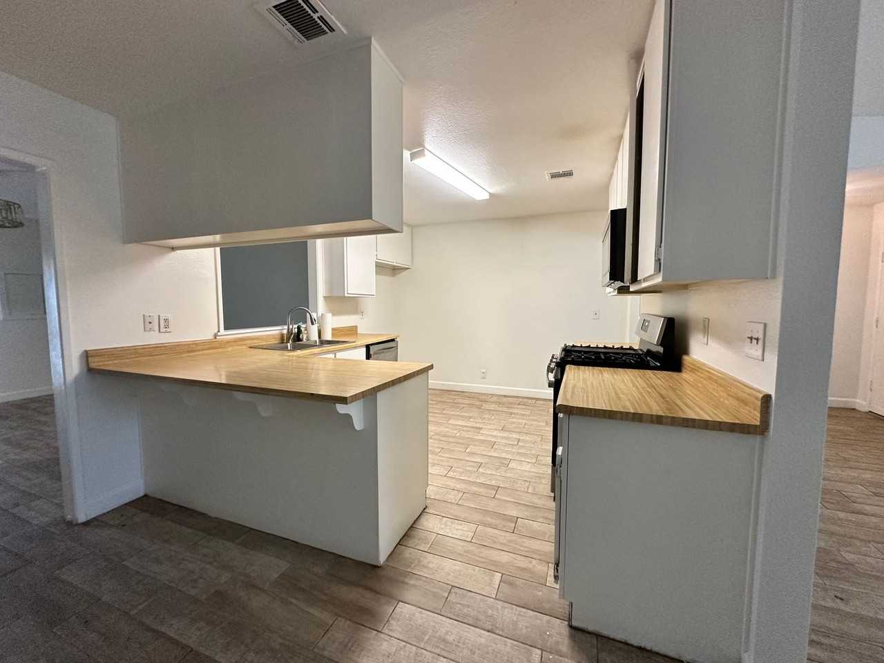27049 Cypress St - Photo 3 of 24