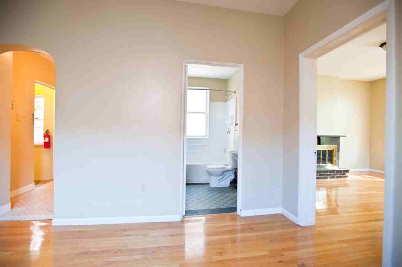 $1040-1 BD/1BA w Heat near Brady*** HALF OFF FIRST MONTH*** - Photo 5 of 9