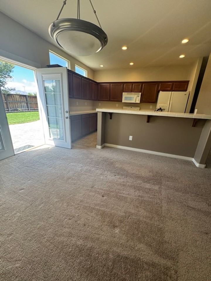 638 Canary Cir - Photo 3 of 32