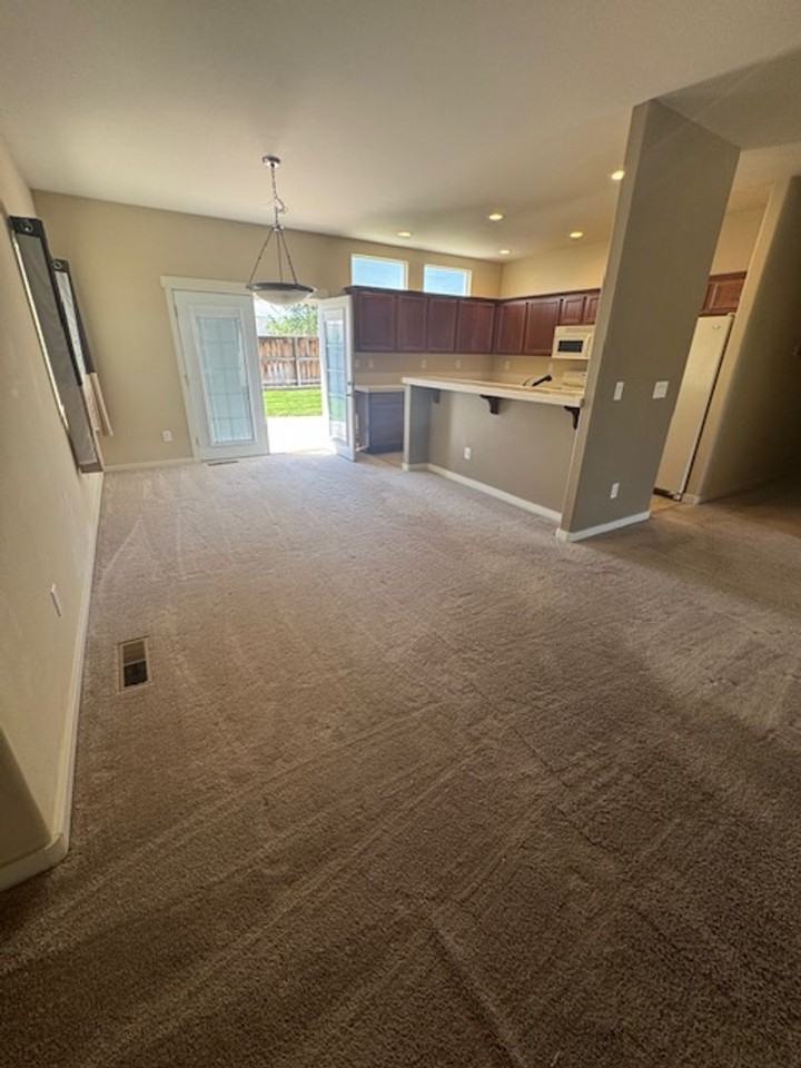638 Canary Cir - Photo 4 of 32