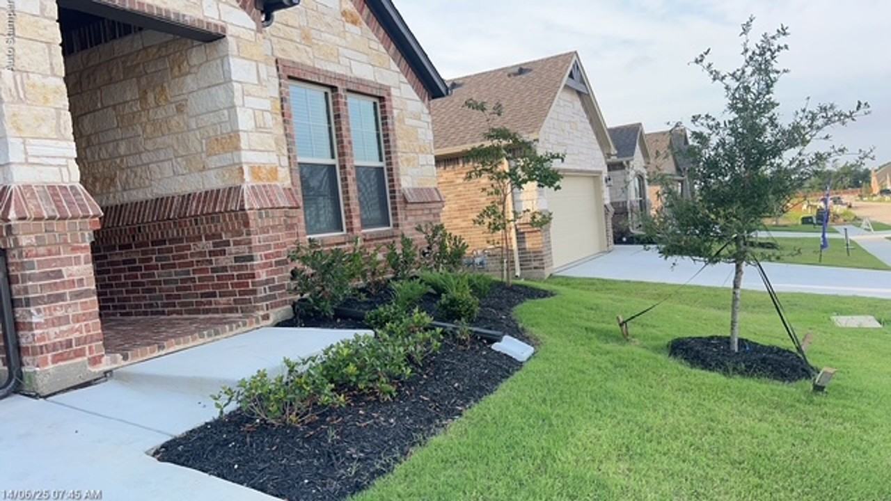 210 Navajo Trl - Photo 2 of 38