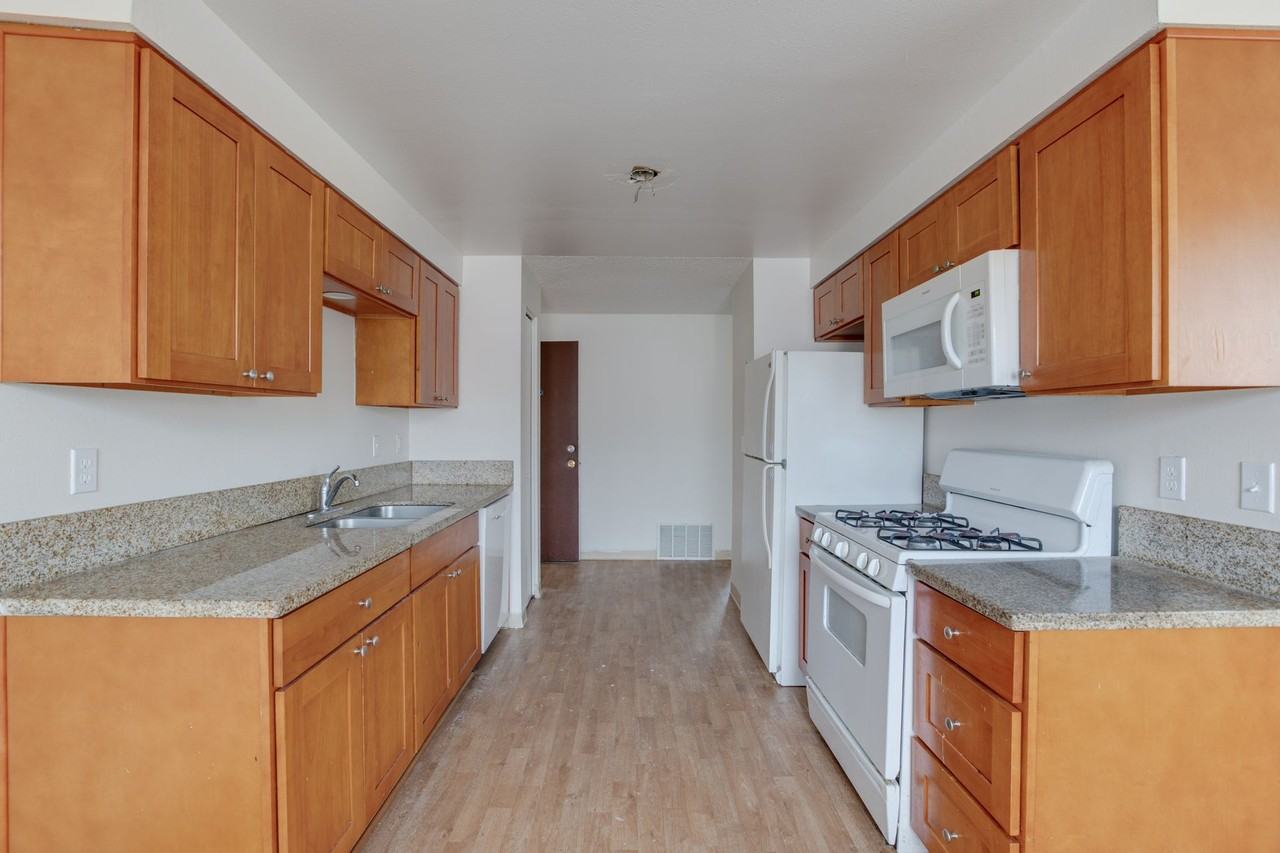 VILLAGE VICTORIAN APARTMENTS - Photo 7 of 13