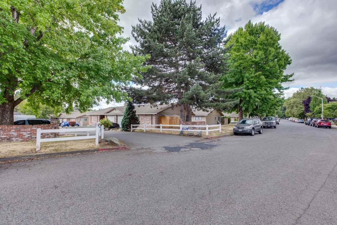 NE34 Duplexes - Photo 3 of 22