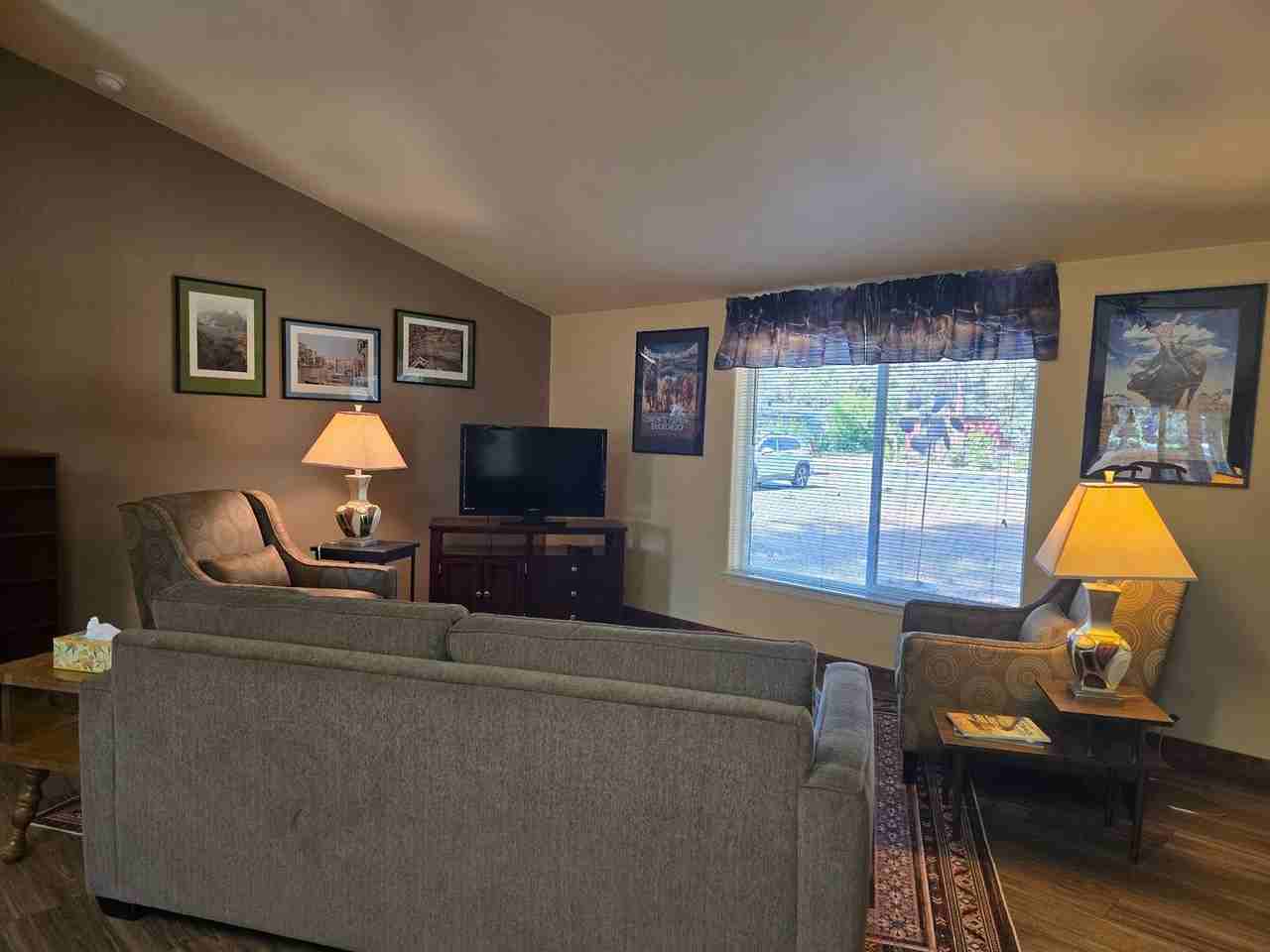 634 S Oak St - Photo 2 of 14