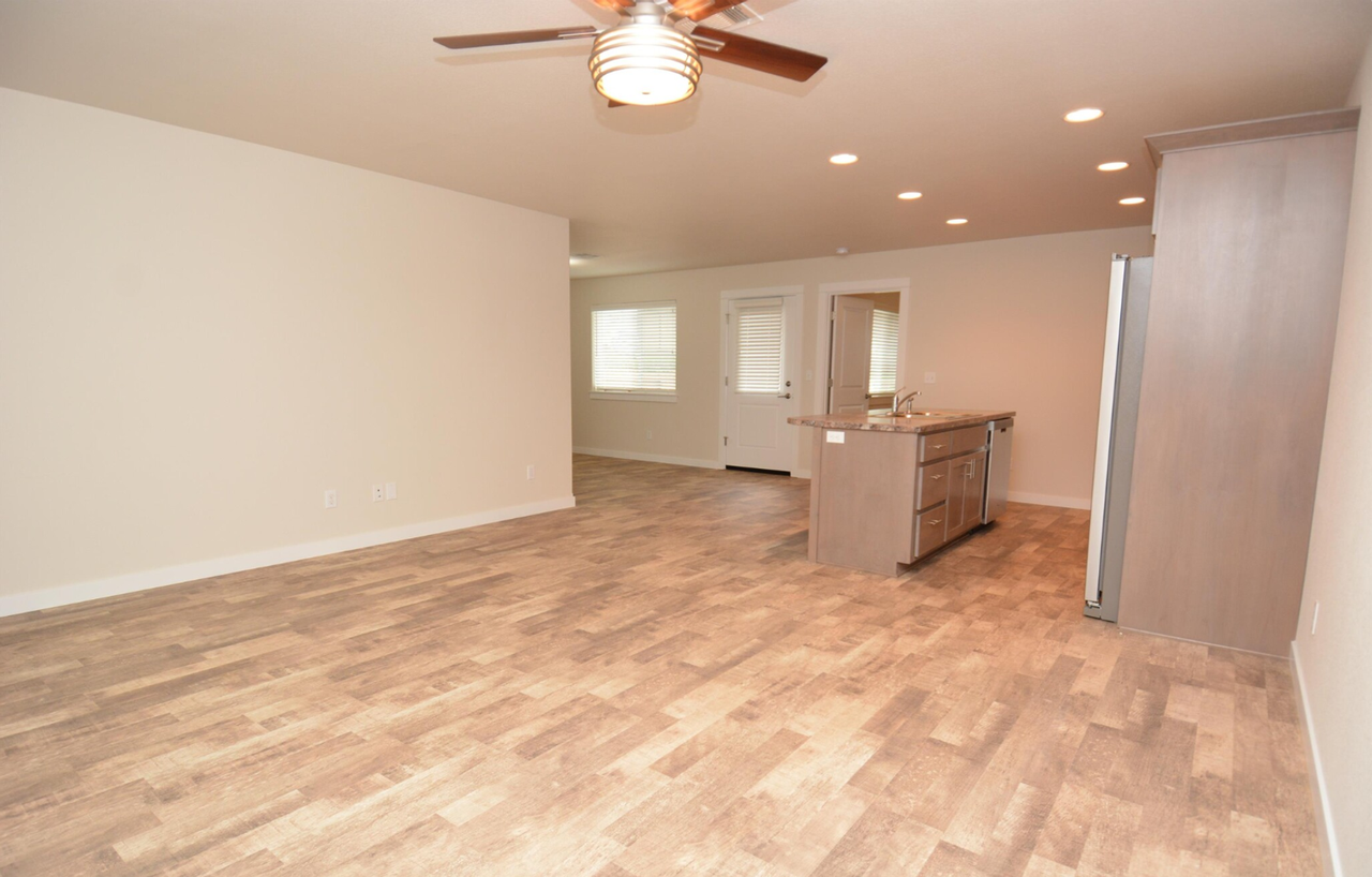 524 524 & 526 NE Clover - Photo 2 of 6