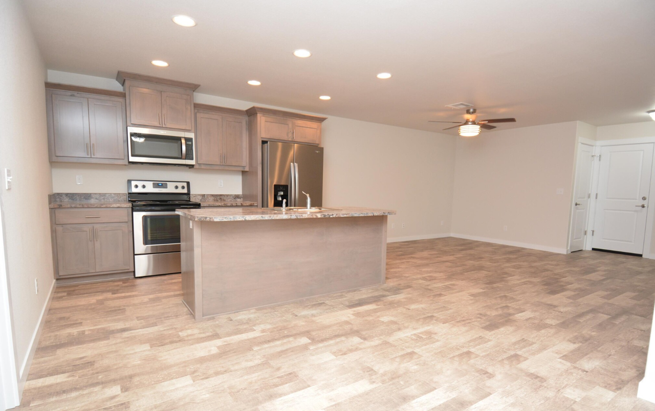 524 524 & 526 NE Clover - Photo 3 of 6
