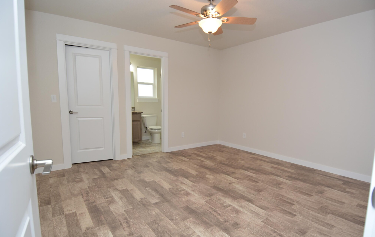 524 524 & 526 NE Clover - Photo 5 of 6