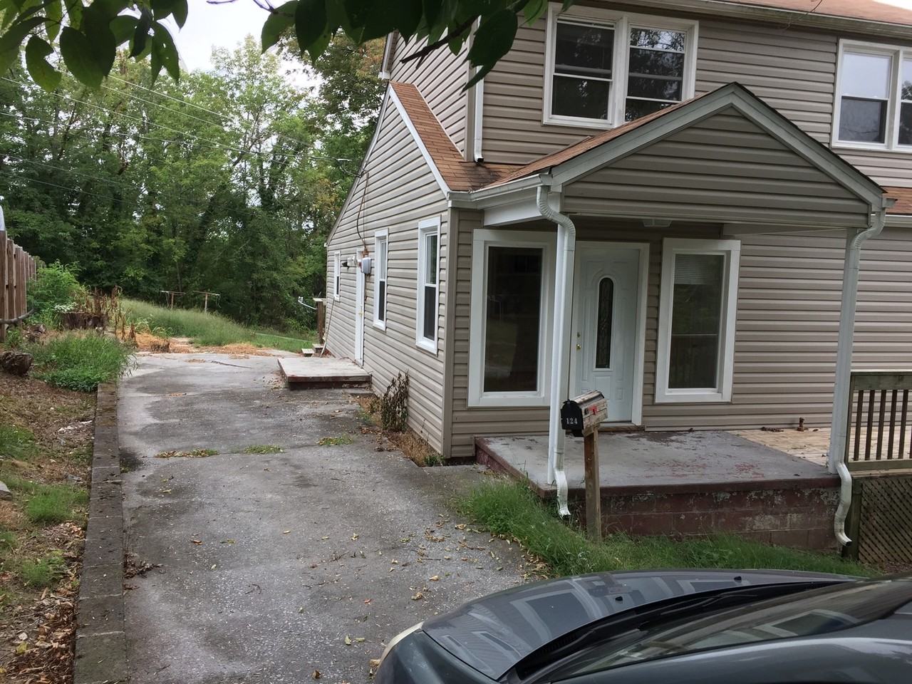 124 Monroe St - Photo 2 of 11