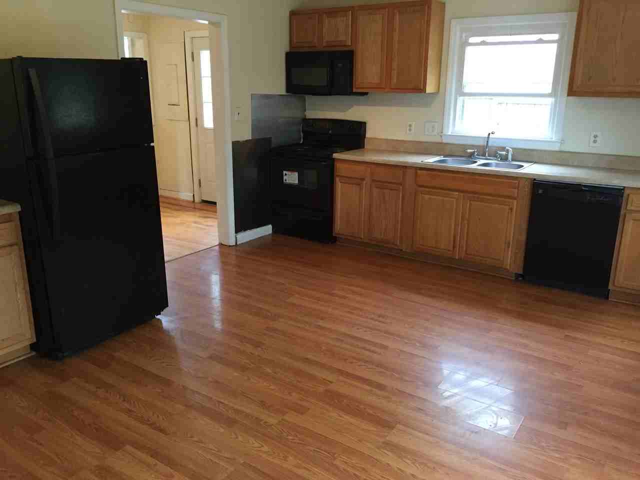 124 Monroe St - Photo 7 of 11