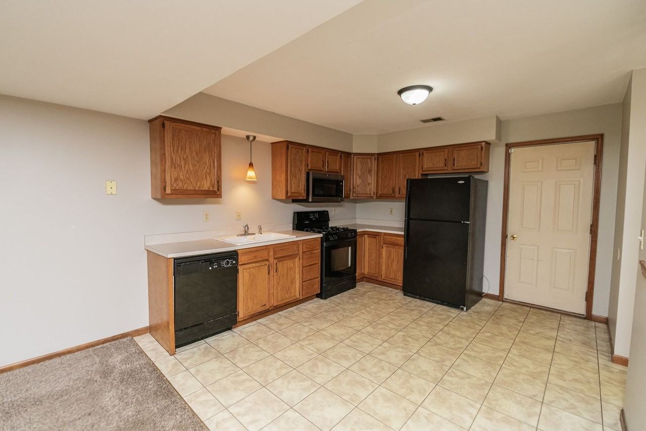 1975 Laura Ln - Photo 2 of 36