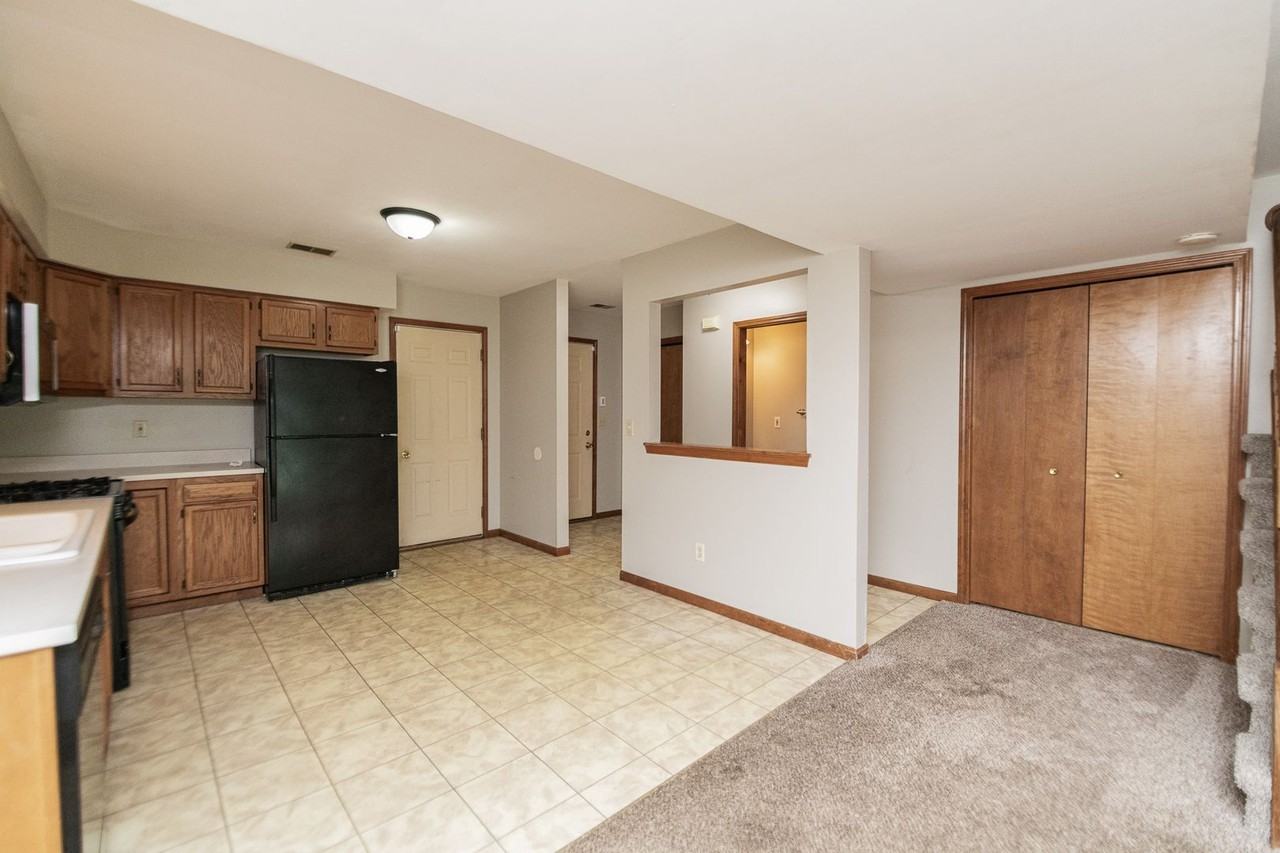 1975 Laura Ln - Photo 3 of 36