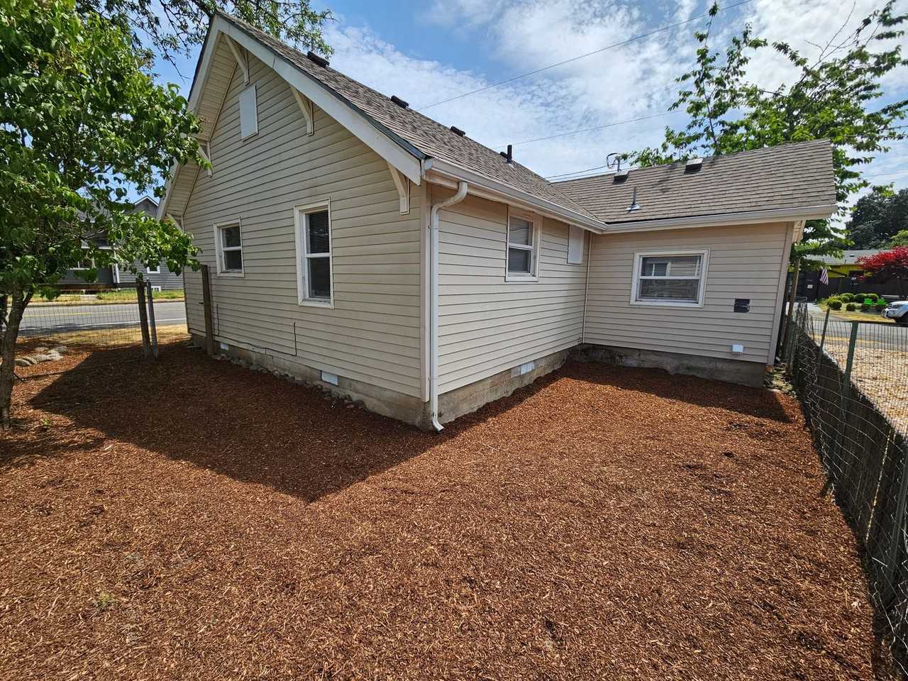 499 17th St Se - Photo 2 of 16