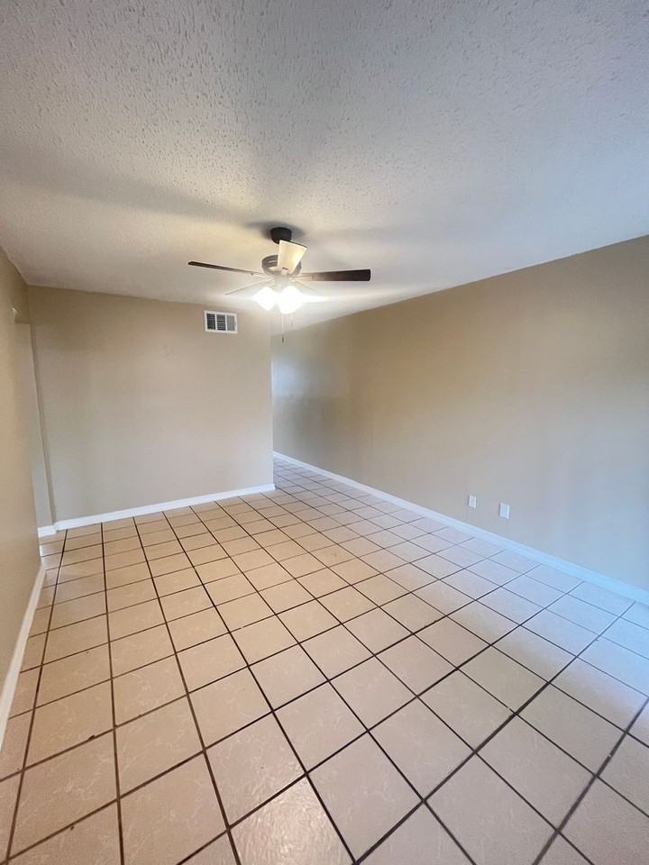 Town Oaks Apartments - Photo 7 of 17