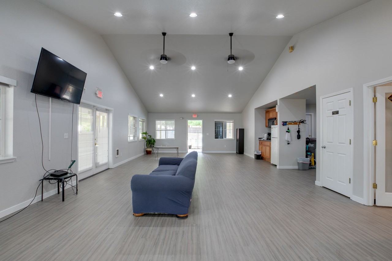 WILLOW SPRINGS APARTMENTS - Photo 7 of 11