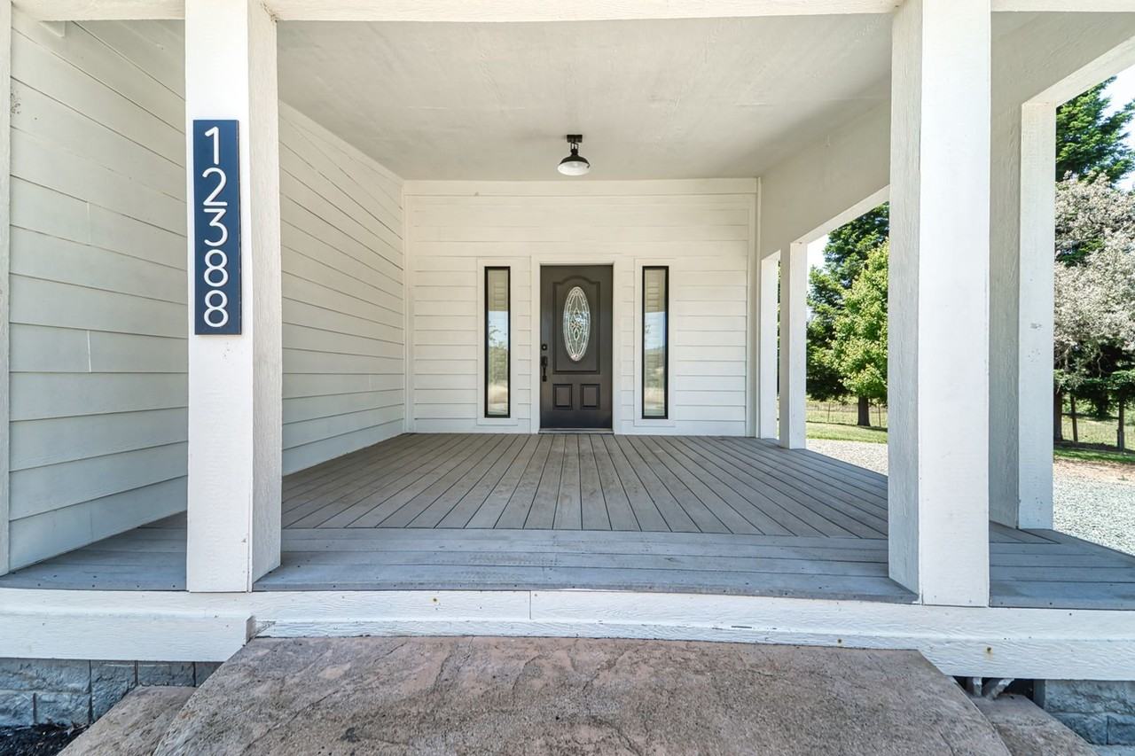 12388 Bayshore St - Photo 3 of 50