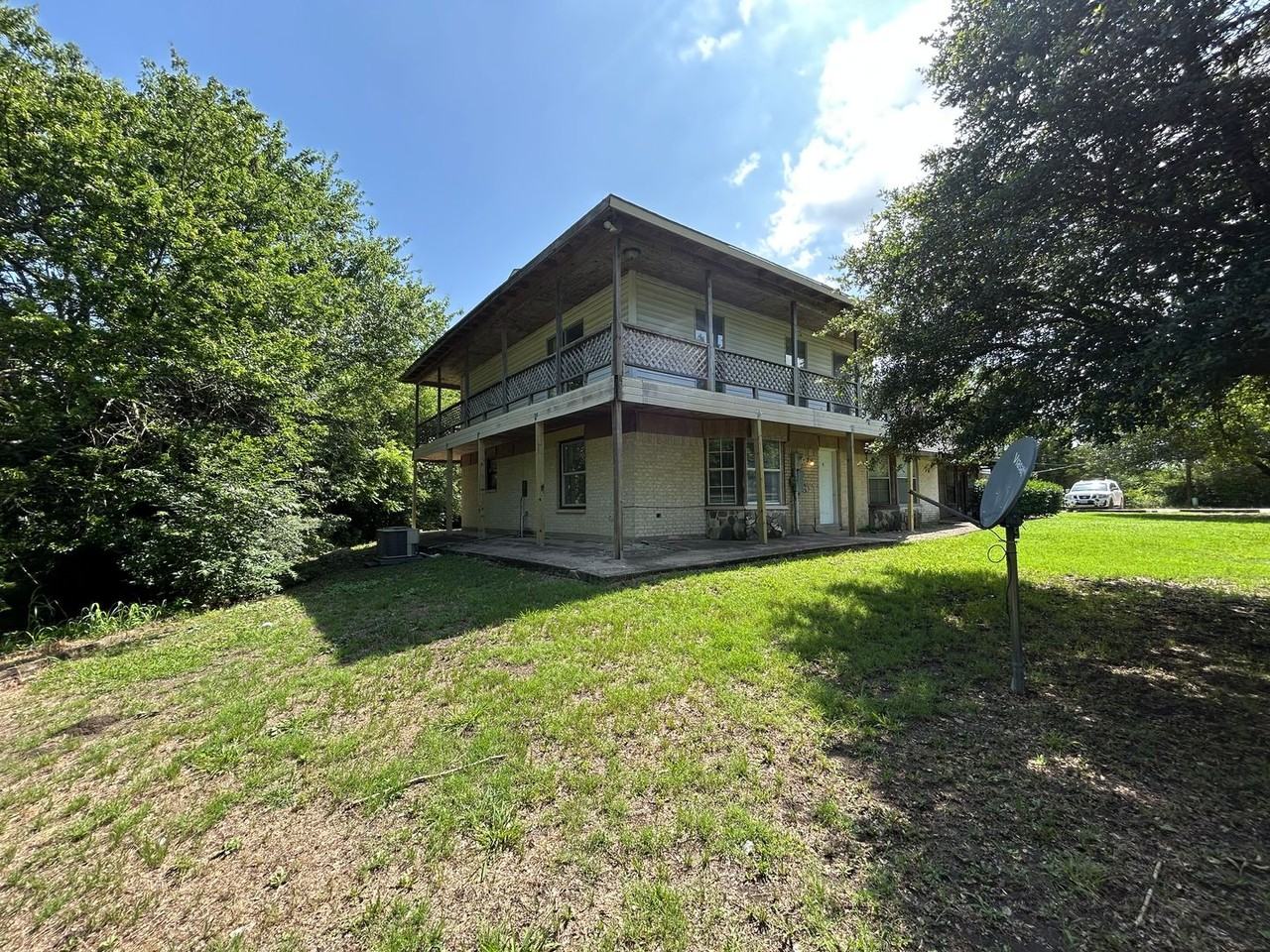 715 Eastham Ln - Photo 2 of 21