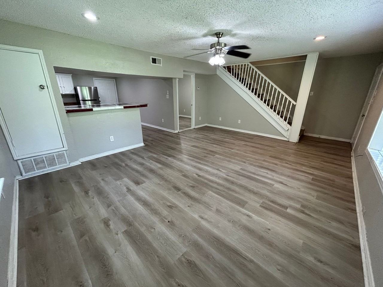 715 Eastham Ln - Photo 3 of 21