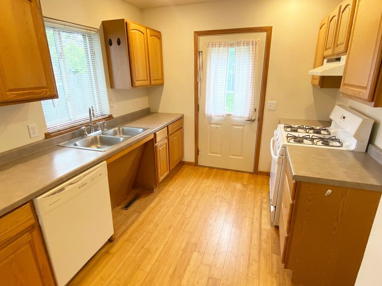 1441 Madison St - Photo 4 of 24