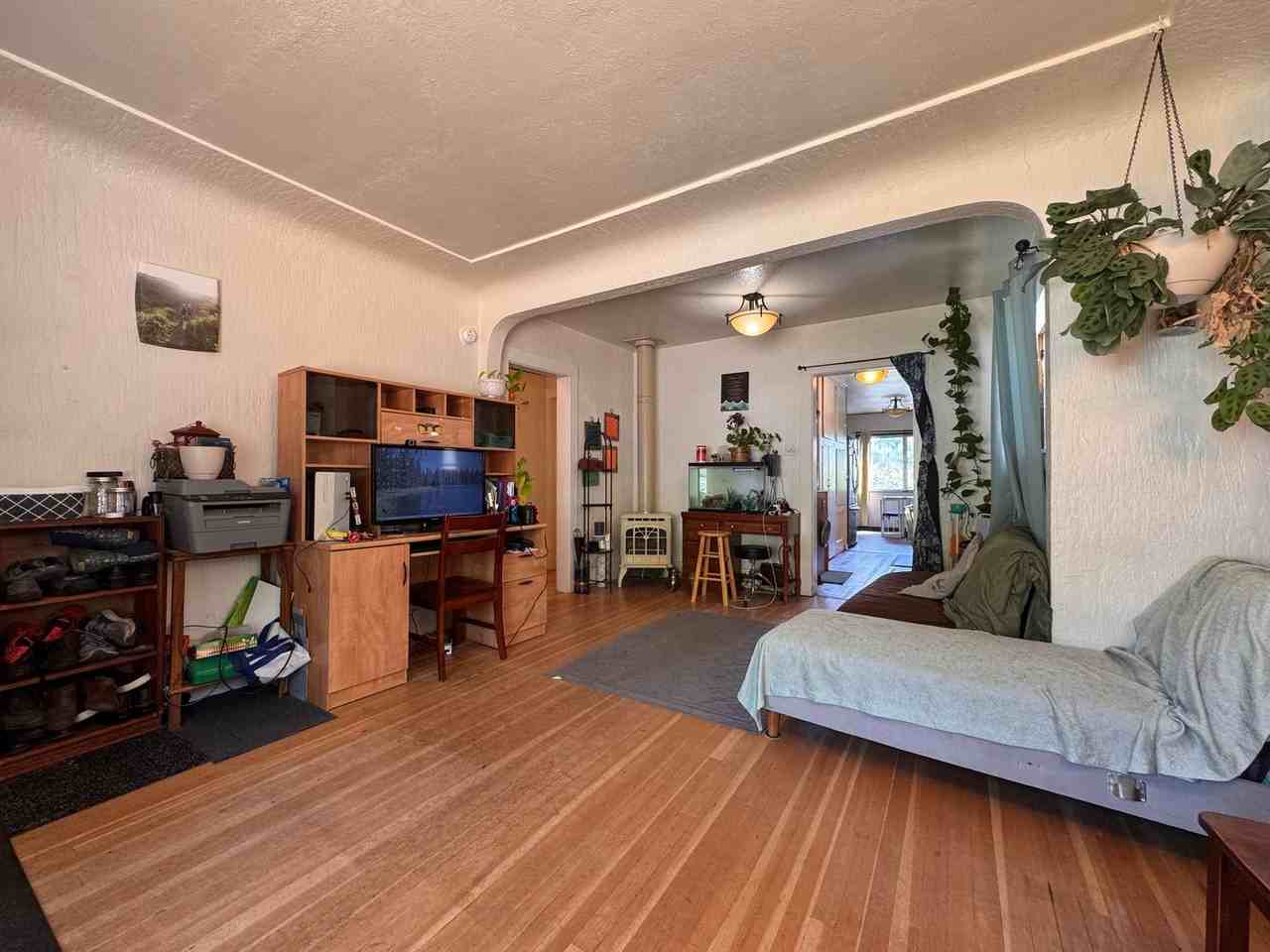 235 S Pine St - Photo 3 of 19