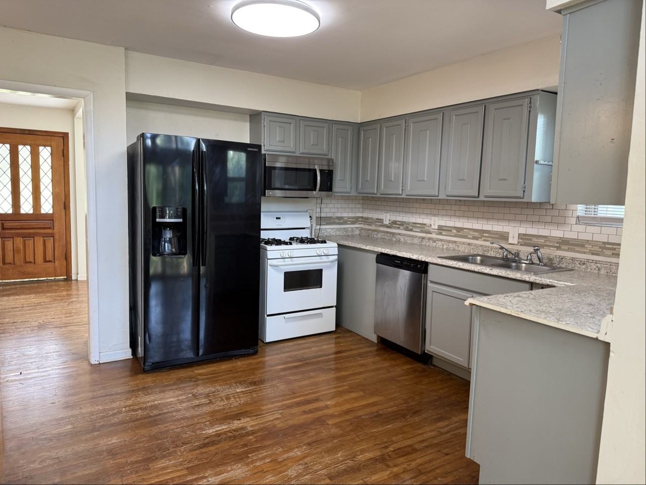 1401 S Oak St - Photo 3 of 3