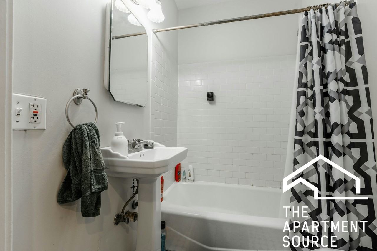 3010 North Greenview Avenue, Unit 1F - Photo 5 of 17