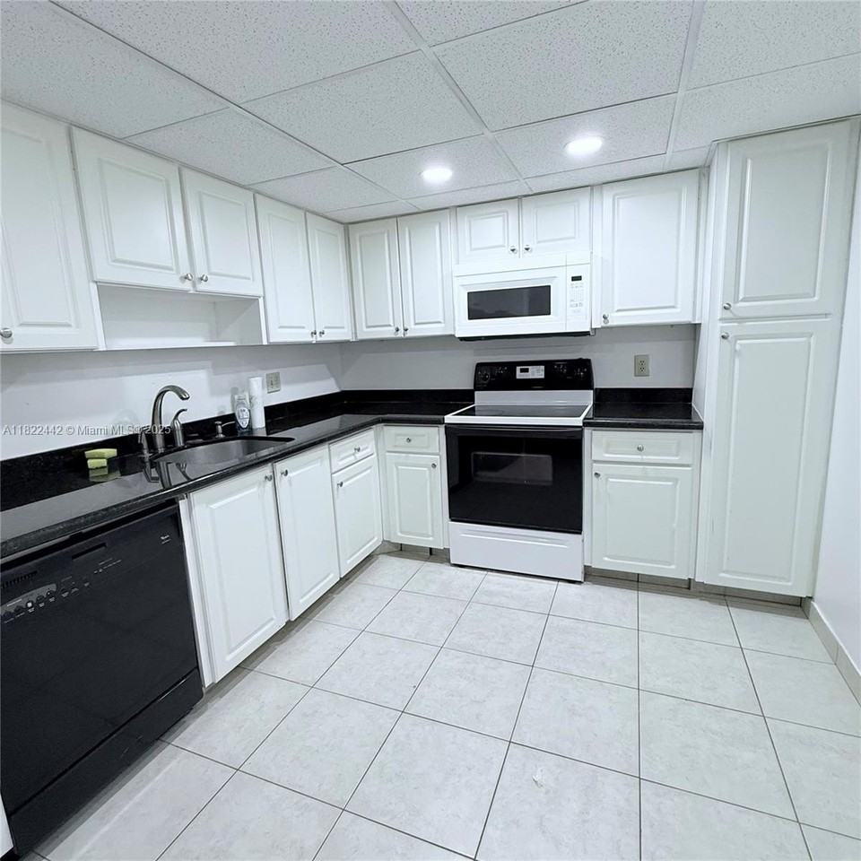 3980 Oaks Clubhouse Dr #302 - Photo 3 of 15