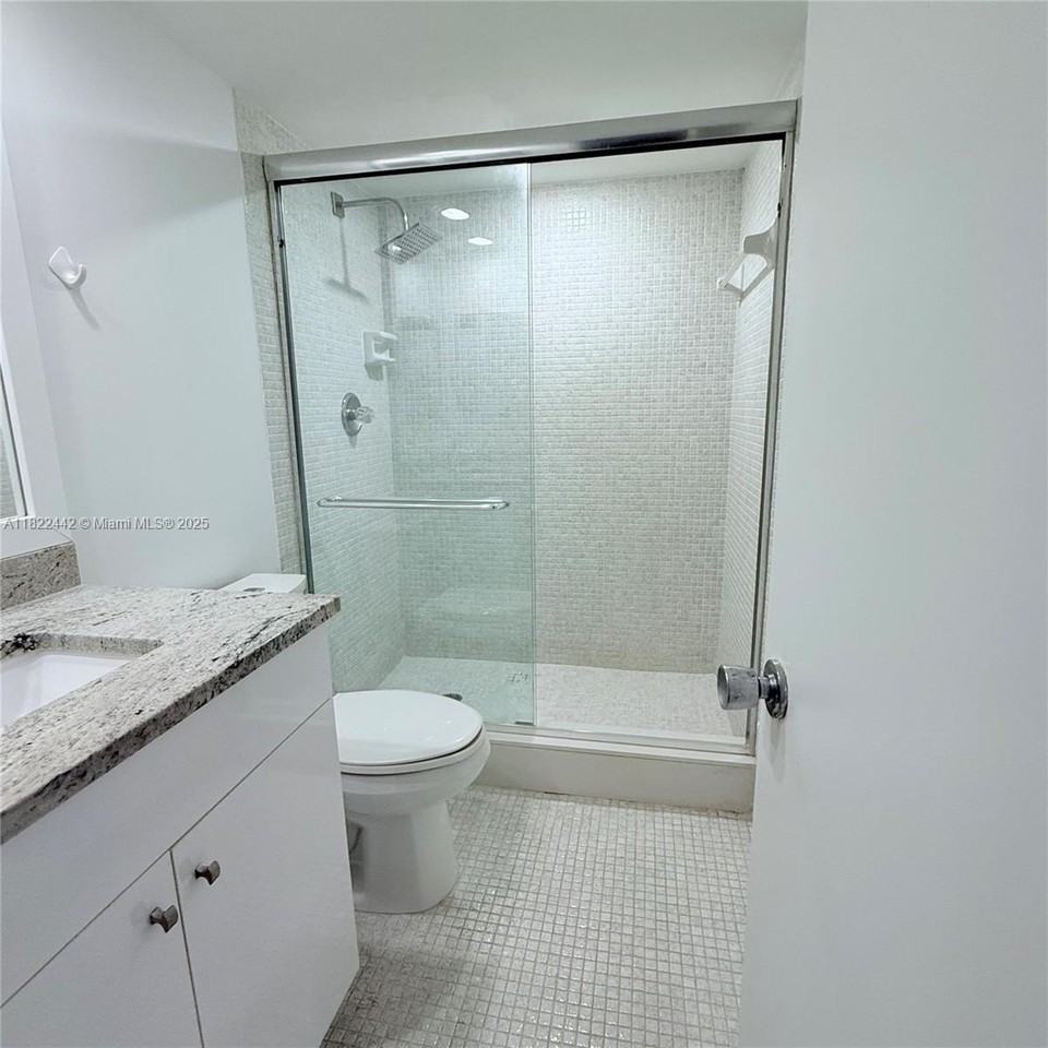 3980 Oaks Clubhouse Dr #302 - Photo 6 of 15