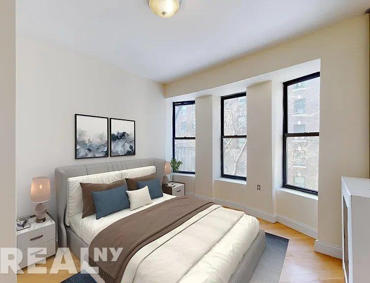 E 12th St #31 - Photo 2 of 9