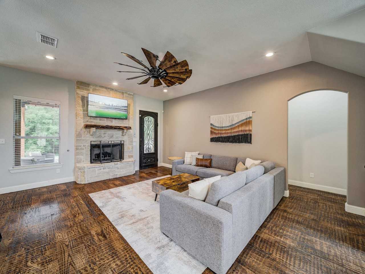 200 Cove Dr #1035608P - Photo 3 of 50