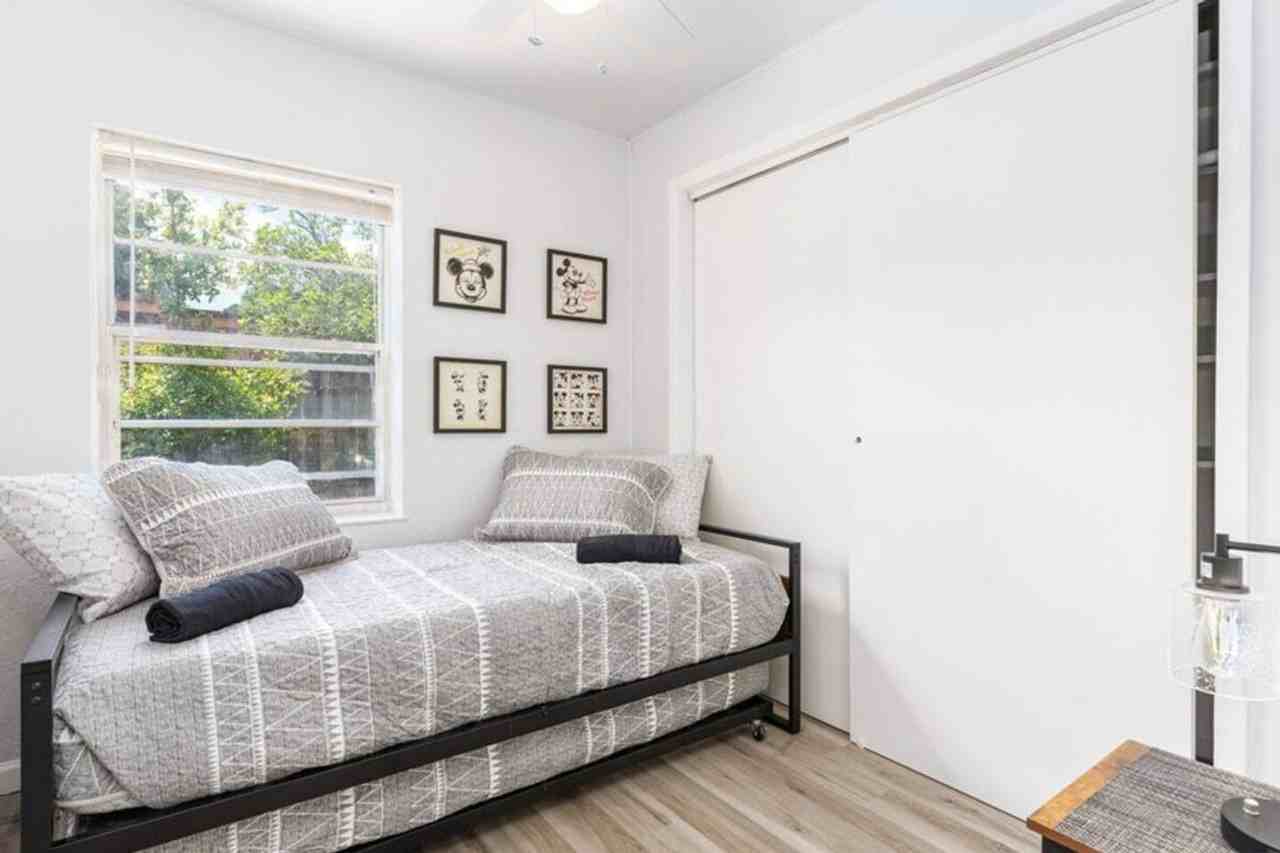 1211 Country Ln #1094197P - Photo 4 of 31