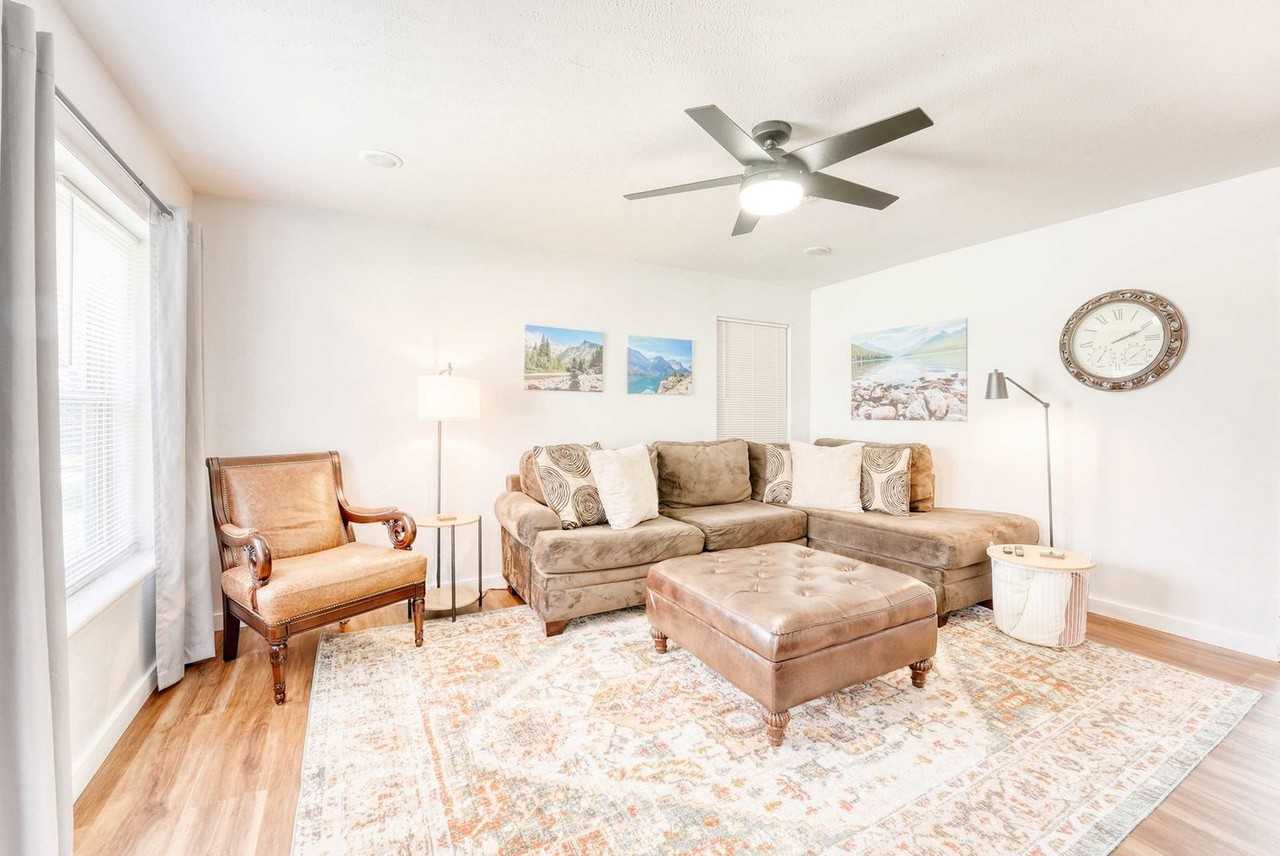 1308 Se E St #1241345P - Photo 2 of 29