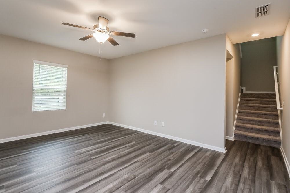89 Hyde Park - Photo 5 of 17