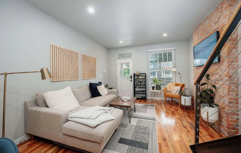 1151 Summit St - Photo 2 of 12