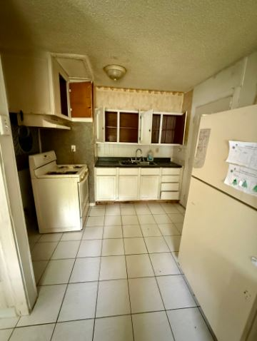 1274 W Green St - Photo 3 of 6