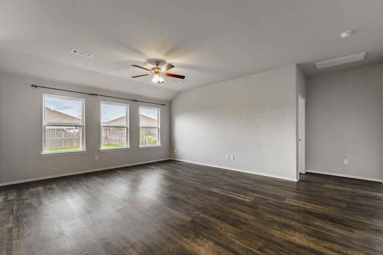 410 Woodcreek St - Photo 2 of 22