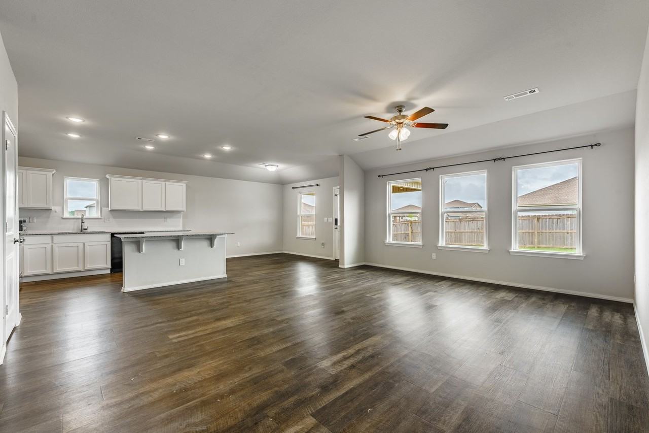 410 Woodcreek St - Photo 3 of 22