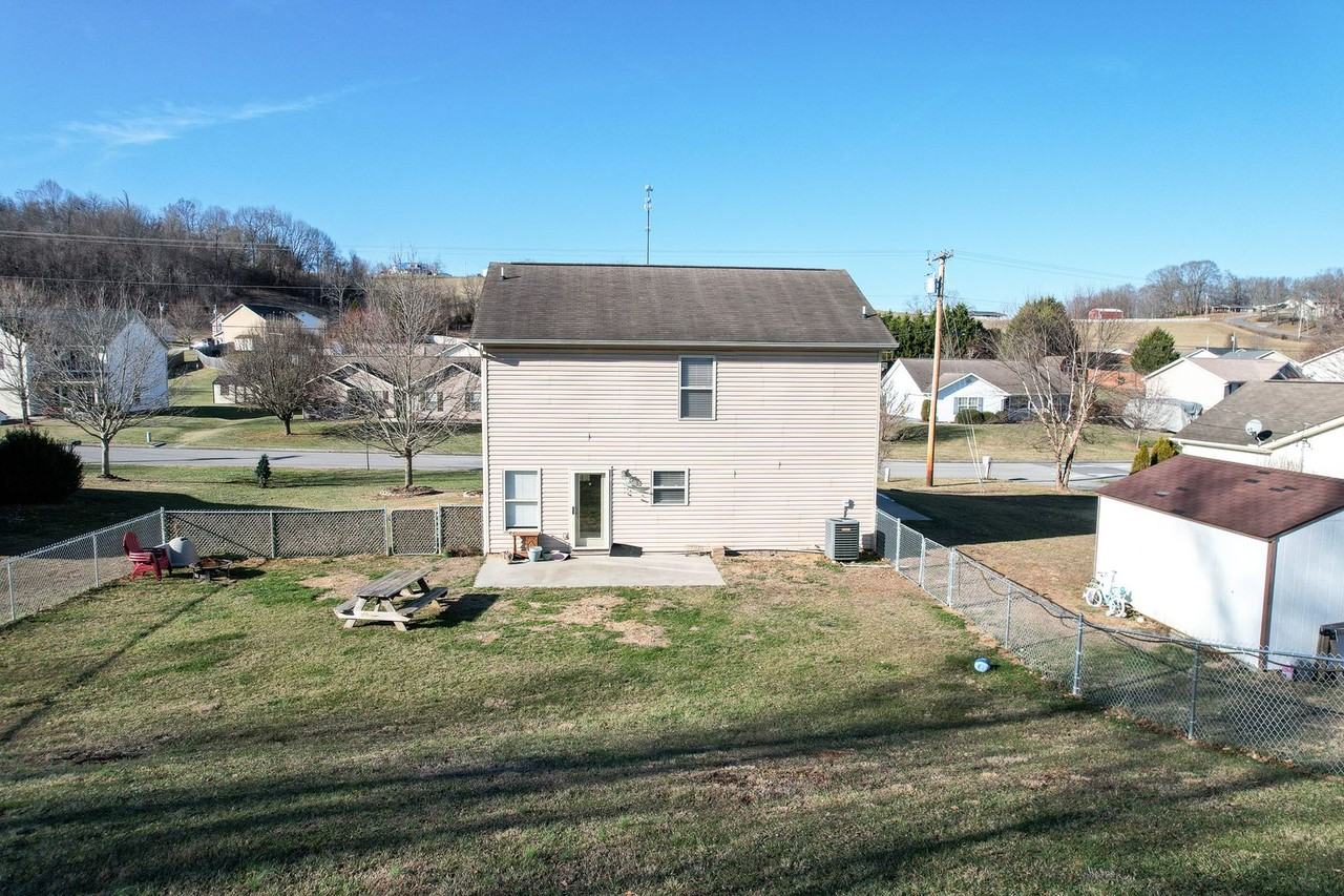 402 Kings Rd - Photo 3 of 23