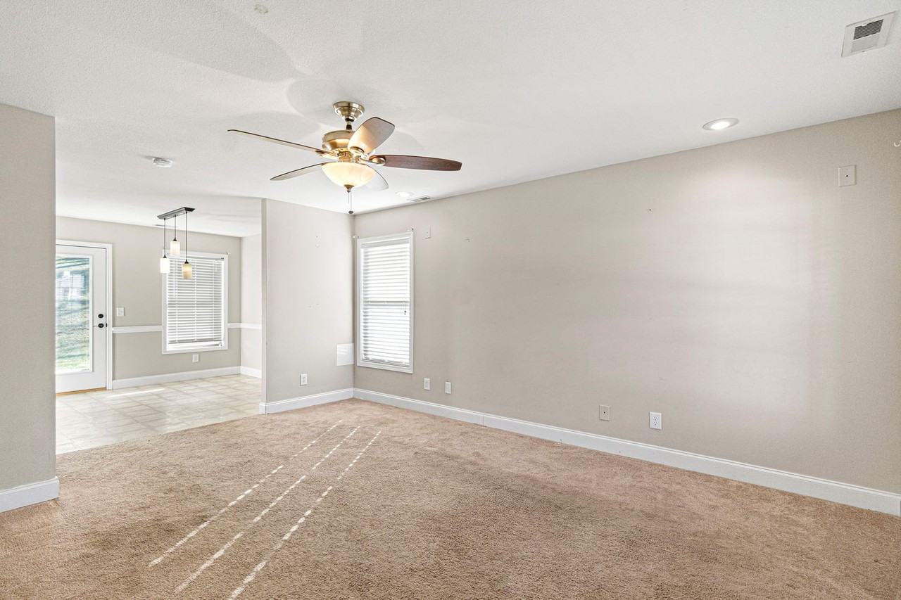 402 Kings Rd - Photo 5 of 23
