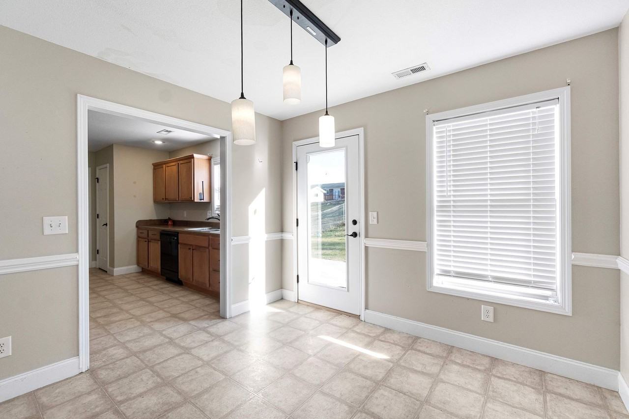 402 Kings Rd - Photo 7 of 23