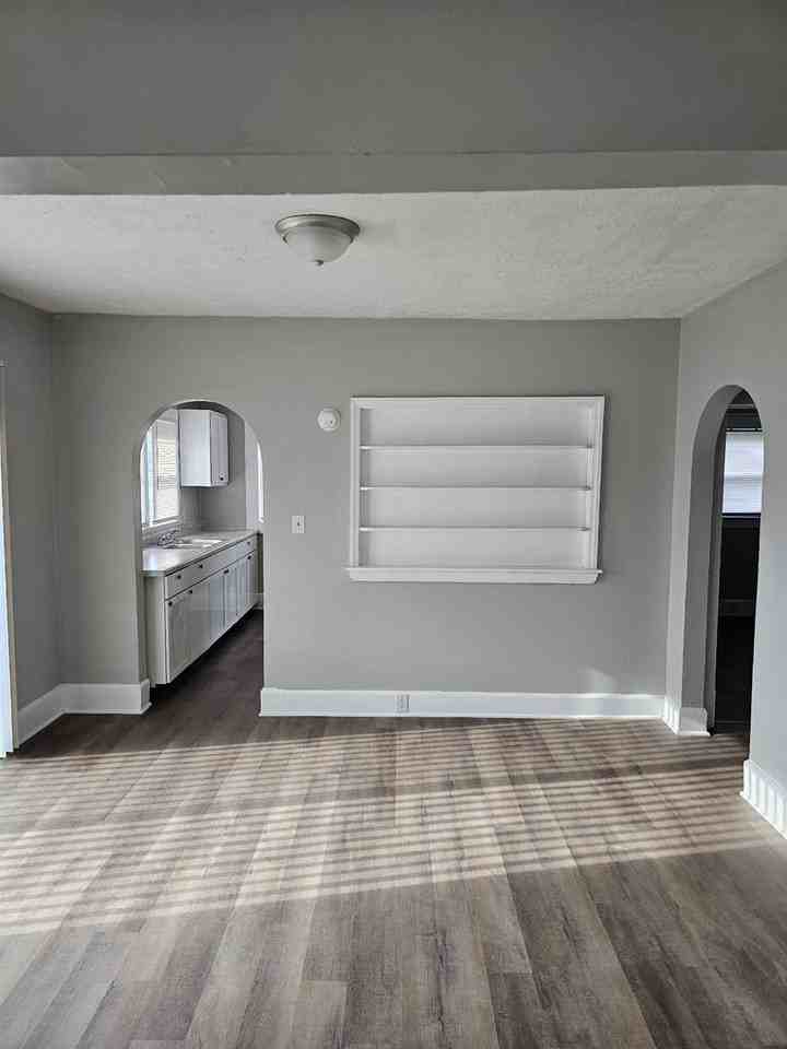 513 E Centennial Ave - Photo 4 of 15