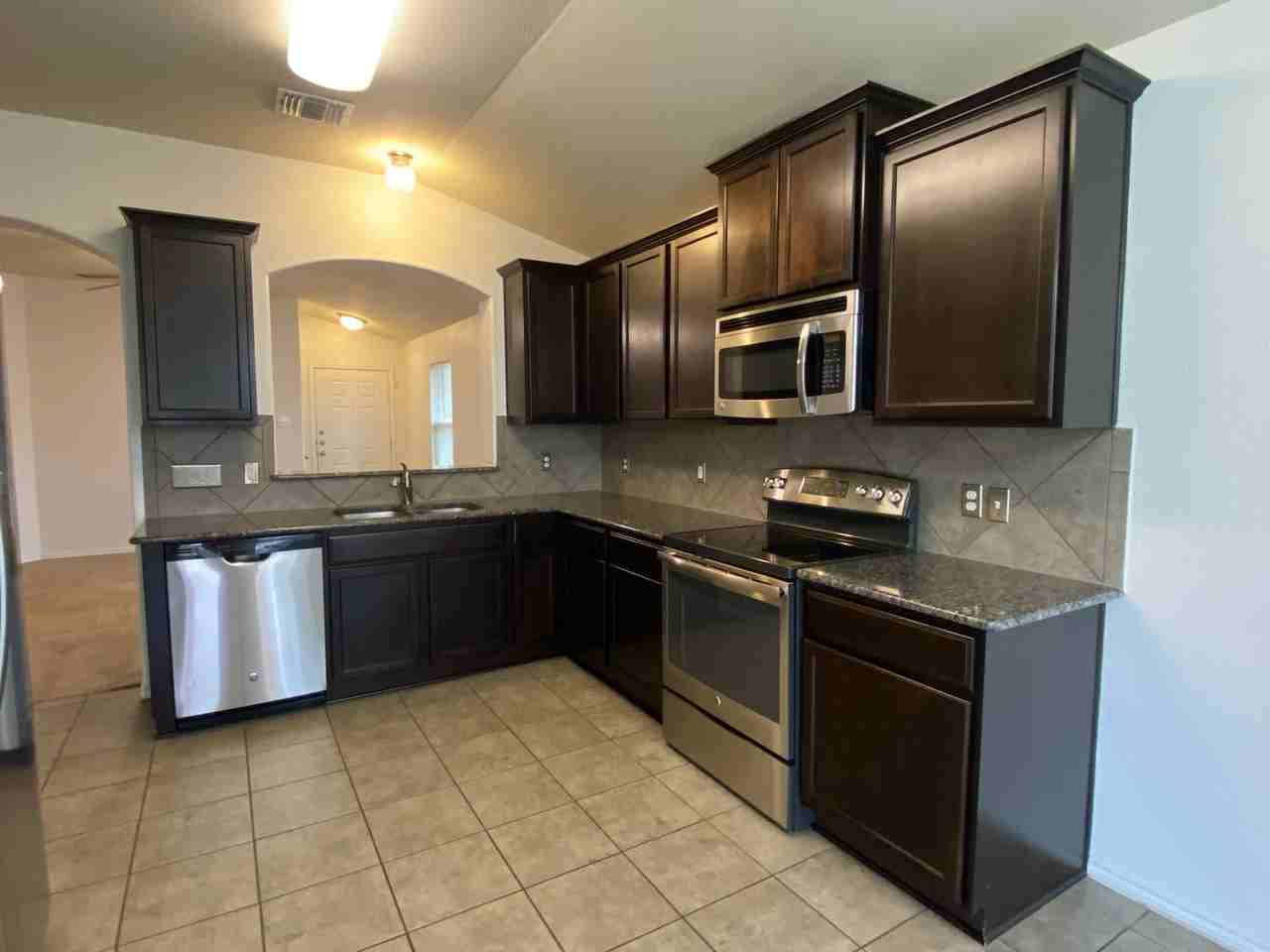 6011 Ambrose Cir - Photo 7 of 20